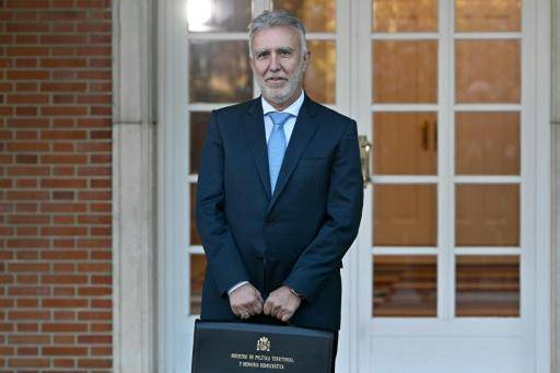 Ángel Víctor Torres, ministro de Política Territorial y Memoria Democrática de España, acude a su primer consejo de ministros, en el Palacio de La Moncloa, en Madrid, el 22 de noviembre de 2023