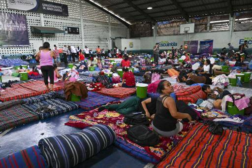 Pobladores se resguardan en un albergue tras la erupción del volcán de Fuego en Escuintla, Guatemala, el 4 de agosto, 2026.