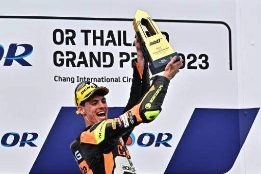 El piloto español Fermín Aldeguer levanta su trofeo tras el Gran Premio de Tailandia de Moto2, en Buriram