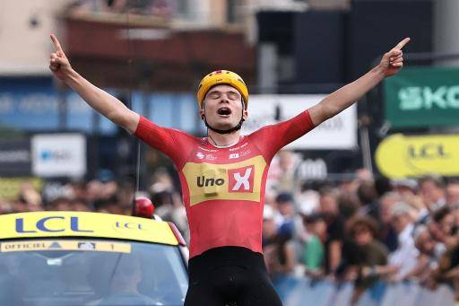 El ciclista danés Anthon Charmig celebra su victoria en la segunda etapa del Tour Auvernia-Ródano-Alpes, el 8 de junio de 2026 en Le Puy-en-Velay