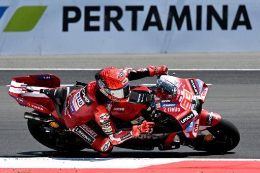 El piloto español Marc Márquez toma una curva en un entrenamiento libre del Gran Premio de Indonesia de MotoGP, en el Circuit Internacional de Mandalika, el 9 de octubre de 2026