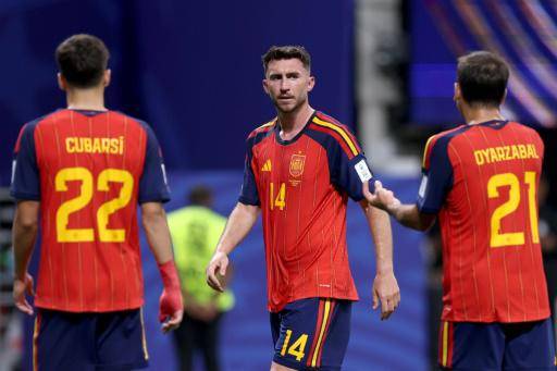 Los jugadores de la selección española Pau Cubarsí (22), Aymeric Laporte y Mikel Oyarzabal (21) durante el partido ante Cabo Verde en el Estadio Atlanta, el 15 de junio de 2026