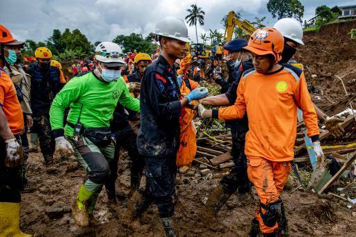 Los equipos de rescate recuperan un cuerpo de entre los escombros el 26 de noviembre de 2022 en Cugenang, Indonesia