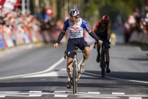 El corredor belga del equipo Red Bull - BORA - hansgrohe, Remco Evenepoel, celebra su victoria en la meta de la Amstel Gold Race, en Valkenburg (Países Bajos) el 19 de abril de 2026