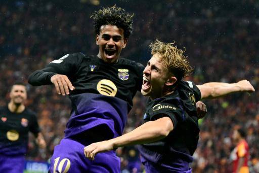 Los jugadores del Barcelona Fermín López y Lamine Yamal (izquierda) celebran un gol contra el Galatasaray, en el estadio Ali Sami Yen de Estambul el 13 de octubre de 2026 en la Liga de Campeones