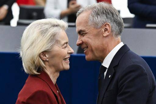 El primer ministro de Canadá, Mark Carney, saluda a la presidenta de la Comisión Europea, Ursula von der Leyen, tras pronunciar un discurso en el hemiciclo del Parlamento Europeo en Estrasburgo, en el este de Francia, el 17 de septiembre de 2026.