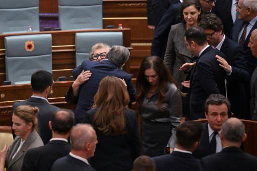 Un parlamentario abraza a la nueva presidenta de Kosovo, Justina Pula, el 7 de octubre de 2026 durante una sesión extraordinaria en Pristina