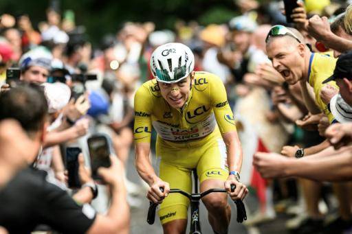 Tadej Pogacar con el maillot amarillo durante un ataque en la 14ª etapa del Tour de Francia, entre Mulhouse y Le Markstein, en las montañas de los Vosgos (este de Francia), el 18 de julio de 2026