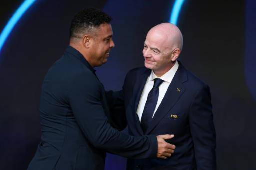 Gianni Infantino, presidente de la FIFA, saluda al brasileño Ronaldo en el anuncio del calendario del Mundial de 2026, celebrado el 6 de diciembre de 2025