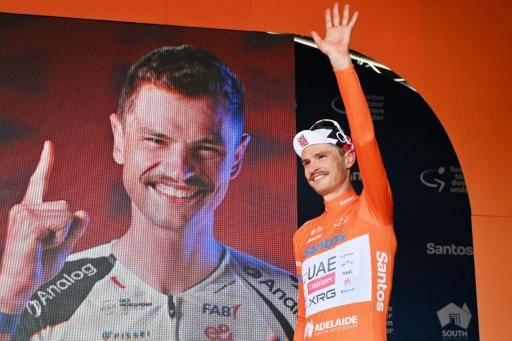 El ciclista australiano Jay Vine saluda como líder del Tour Down Under desde el podio de la cuarta etapa de la carrera, el 24 de enero de 2026 en la ciudad australiana de Adelaida
