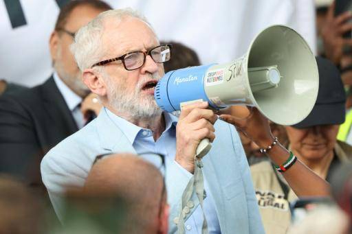 El exlíder del Labour británico Jeremy Corbyn participa en una manifestación frente a la entrada de Downing Street, en el centro de Londres, el 9 de septiembre de 2025