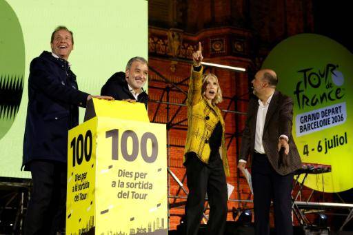 El director del Tour de Francia, Christian Prudhomme (izquierda), y el alcalde de Barcelona, Jaume Collboni (segundo por la izquierda), activan la cuenta atrás de 100 días para la salida del Tour en la ciudad. En Barcelona (noreste de España), el 26 de marzo de 2026