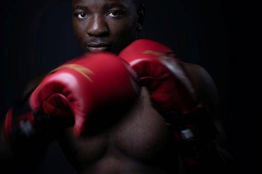 El boxeador francés Christian Mbilli posa en París el 13 de septiembre de 2024