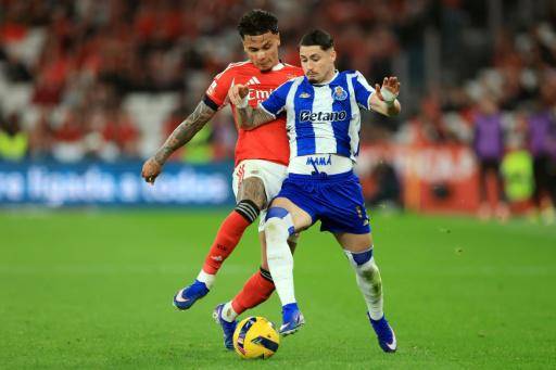 Richard Ríos (izq), del Benfica, y Borja Sainz, del Oporto, se disputan un balón durante el partido liguero disputado el 8 de marzo de 2026 en Lisboa