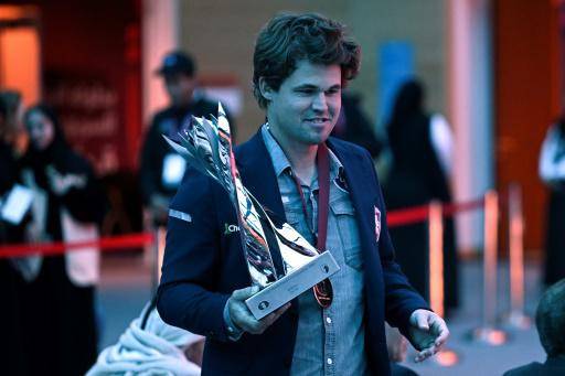 Magnus Carlsen con el trofeo de campeón mundial de partidas blitz de ajedrez, que consiguió en el complejo de la Universidad de Catar en Doha, el 30 de diciembre de 2025