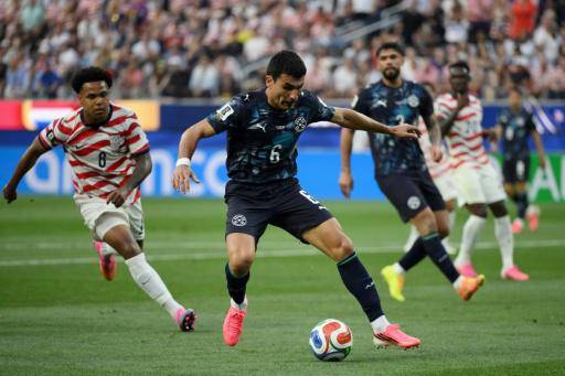 Junior Alonso conduce el balón en el partido entre Paraguay y Estados Unidos en el Mundial, en el Estadio de Los Angeles, en Inglewood, California, el 12 de junio de 2026