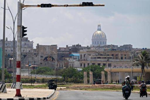 Un semáforo en negro durante el apagón nacional en Cuba, el 14 de julio de 2026 en La Habana, con la cúpula del Capitolio Nacional al fondo