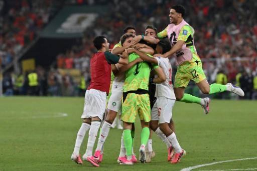 Los jugadores de Marruecos abrazan a su portero Yassine Bounou tras eliminar a Países Bajos en los penales y clasificarse para octavos de final del Mundial, en Monterrey (México) el 29 de junio de 2026