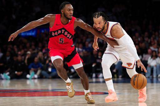 Jalen Brunson, líder de los New York Knicks, defendido por Immanuel Quickley, de los Toronto Raptors, en un partido de pretemporada el 15 de octubre de 2026