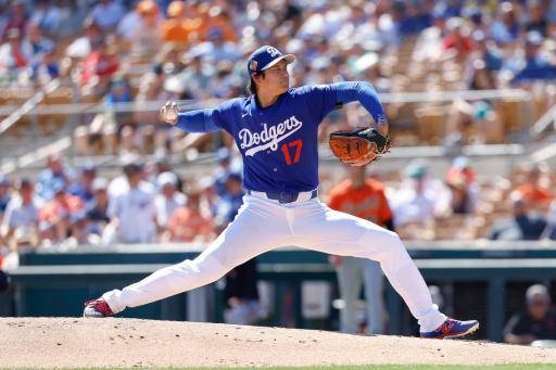 El astro japonés Shohei Ohtani, de los Dodgers de Los Ángeles, realiza un lanzamiento en el juego de entrenamiento de primavera contra los Gigantes de San Francisco en Camelback Ranch en Glendale, Arizona (EEUU), el 18 de marzo de 2026
