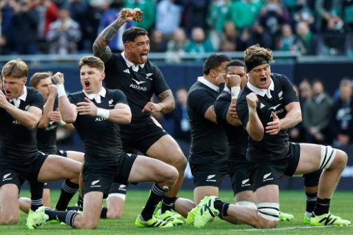 La selección de Nueva Zelanda realiza su ritual del haka antes de jugar un test-match de rugby ante Irlanda en Chicago (Estados Unidos), el 1 de noviembre de 2025