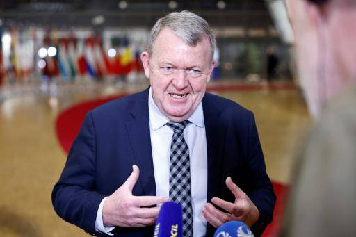 El ministro de Exteriores danés, Lars Lokke Rasmussen, habla con la prensa a su llegada a la reunión de los ministros de Exteriores de la Unión Europea, el 29 de enero de 2026 en Bruselas
