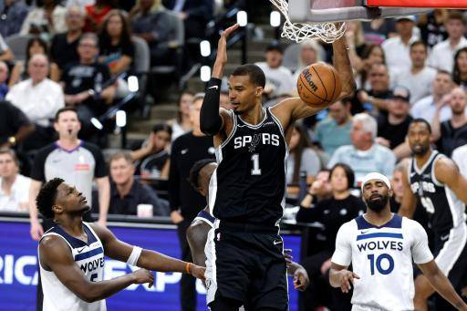 Victor Wembanyama realiza una volcada en el triunfo de los San Antonio Spurs ante los Minnesota Timberwolves en el quinto partido de la semifinal del Oeste de la NBA el 12 de mayo de 2026