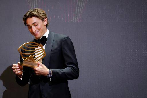 Armand Duplantis recibe su trofeo de World Athletics a mejor atleta de la temporada. En Mónaco, el 30 de noviembre de 2025