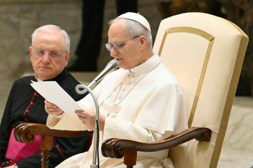 El papa León XIV lee un texto durante su audiencia general semanal, en Ciudad del Vaticano, el 11 de febrero de 2026