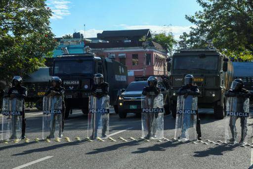 Unos oficiales de la policía antidisturbios montan guardia durante una manifestación en Santo Domingo el 27 de abril de 2025