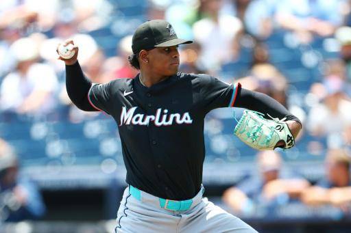 El dominicano Edward Cabrera lanza en un partido de las Grandes Ligas de la pasada temporada de los Marlins de Miami en Tampa, Florida, el 6 de junio de 2025