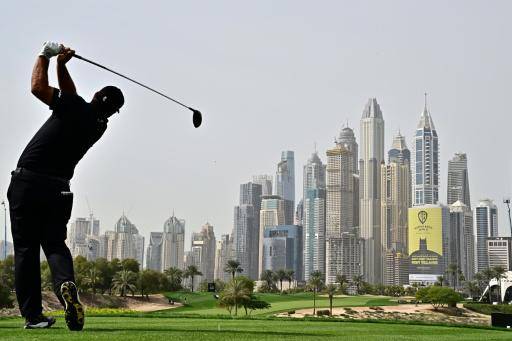 El golfista estadounidense Patrick Reed en el hoyo 8 durante la segunda jornada del Hero Dubai Desert Classic de golf, en Dubái, el 23 de enero de 2026