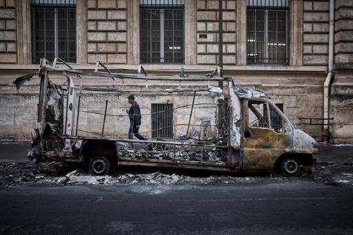 Un vehículo destruido durante las manifestaciones por el alto coste de la vida en la calle Yves Toudic, en el centro de París, en una imagen del 19 de octubre de 2026