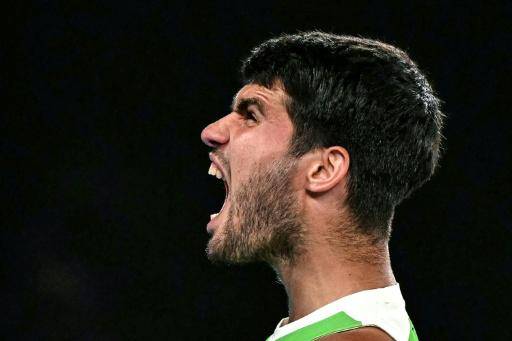 El español Carlos Alcaraz celebra su pase a semifinales del Abierto de Australia tras superar en cuartos al australiano Alex De Miñaur, en Melbourne el 27 de enero de 2026