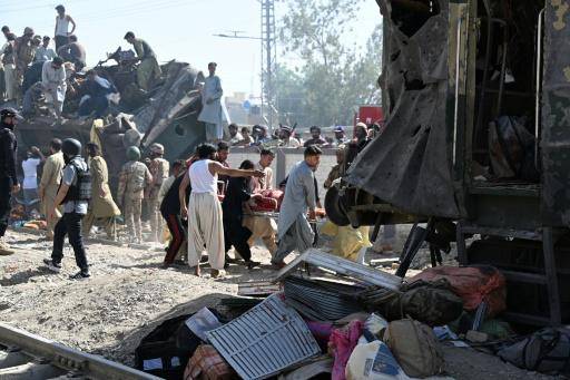 Civiles rescatan a un herido tras una explosión en un tren en Quetta, en la provincia pakistaní de Baluchistán, el 24 de mayo de 2026