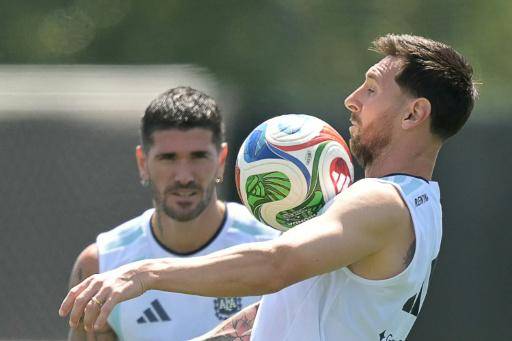 El delantero argentino Lionel Messi (derecha) y el centrocampista argentino Rodrigo De Paul participan en una sesión de entrenamiento en el Centro de Entrenamiento del Sporting KC en Kansas City el 19 de junio de 2026, durante el torneo de fútbol de la Copa Mundial de 2026