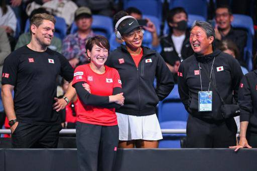 La tenista japonesa Naomi Osaka (2ª drcha.) y la entrenadora Ai Sugiyama (2ª izq.) celebran la victoria de Nao Hibino sobre la kazaja Yulia Putintseva en un partido de la Billie Jean Cup el 13 de abril de 2024 en Tokio