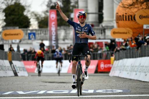 El británico Tom Pidcock (Pinarello–Q36.5 Pro Cycling Team) cruza la línea de meta para ganar la Milán-Turín 2026, en Superga, cerca de Turín, el 18 de marzo de 2026