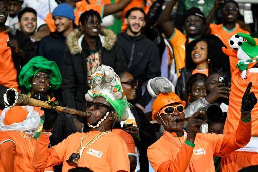 Hinchas de Costa de Marfil animan a su equipo en el partido ante Mozambique en la fase de grupos de la Copa de África de Naciones (CAN). En Marrakech (sur de Marruecos), el 24 de diciembre de 2025