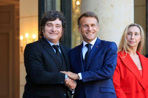 Los presidentes de Francia, Emmanuel Macron (drcha.) y de Argentina, Javier Milei, sonríen el 1 de octubre de 2026 en el Palacio del Elíseo, en París, junto a la secretaria general de la Presidencia argentina, Karina Milei