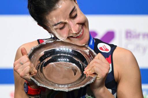La jugadora española Carolina Marín celebra su victoria en el Abierto Británico de bádminton el 17 de marzo de 2024 en Birmingham
