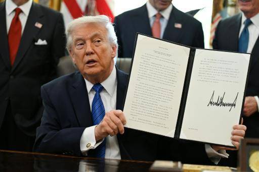 El presidente de EEUU, Donald Trump, muestra una orden ejecutiva firmada en el Despacho Oval de la Casa Blanca, en Washington, el 30 de enero de 2026