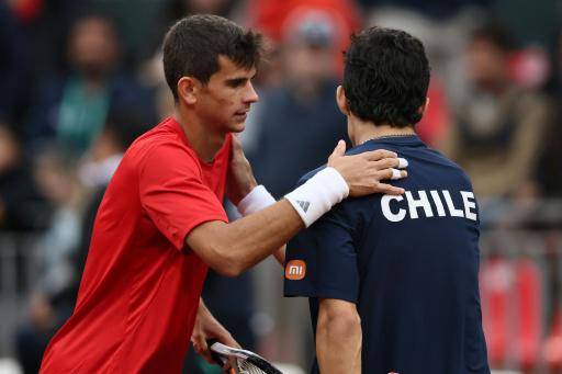 El español Rafael Jódar (izq) saluda al chileno Cristian Garín tras vencerlo en el partido de individuales de la Copa Davis en el Parque Deportivo Estadio Nacional, en Santiago, el 19 de septiembre de 2026