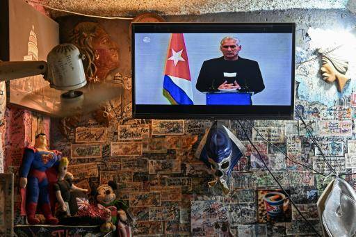 Un televisor emite el discurso del presidente Miguel Díaz-Canel en una vivienda de La Habana, el 5 de febrero de 2026 en la capital cubana