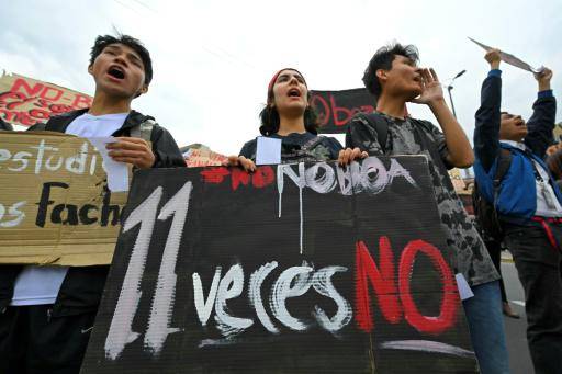 Unos estudiantes universitarios protestan contra el gobierno del presidente de Ecuador, Daniel Noboa, y contra el referéndum del domingo, el 17 de abril de 2024 en Quito