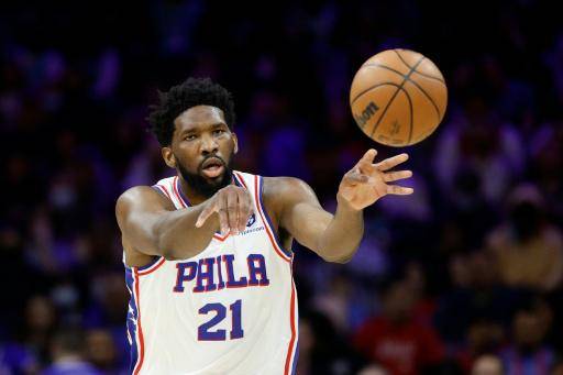 El jugador de los Philadelphia 76ers Joel Embiid realiza un pase en un partido de la NBA contra los Charlotte Hornets, el 2 de abril de 2022 en Filadelfia (Pensilvania, EEUU)