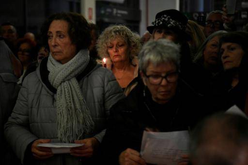 Una mujer sostiene una vela mientras asiste a una vigilia en honor a las víctimas del accidente ferroviario del 18 de enero, en el que murieron 45 personas en Adamuz, en España, el 25 de enero de 2026 en la estación de tren de Huelva