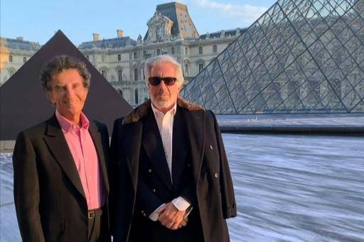 Un fotograma obtenido de un vídeo difundido el 3 de febrero de 2026 por el Departamento de Justicia de EEUU del fallecido delincuente sexual Jeffrey Epstein (drcha.) y el exministro de Cultura francés Jack Lang posando en el Museo del Louvre, en París