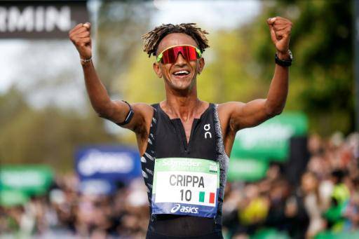 El italiano Yemaneberhan Crippa celebra su victoria en el maratón de París, disputado el 12 de abril de 2024