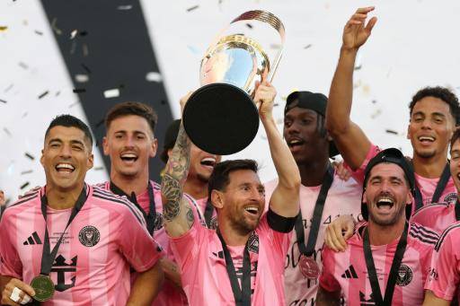 El astro argentino Lionel Messi levanta el trofeo que acredita a su equipo Inter Miami como campeón de la Liga norteamericana MLS al vencer en la final a Vancouver Whitecaps FC el 6 de diciembre de 2025 en Fort Lauderdale, Florida